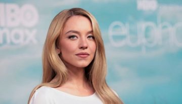 Η Sydney Sweeney στην πρεμιέρα του Euphoria με λαμπερά  «glass» μαλλιά και soft glam μακιγιάζ
