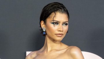 Η Zendaya επαναπροσδιορίζει το glam look με μπλε σκιά ματιών, λαμπερά φινιρίσματα και το απόλυτο wet hairstyle