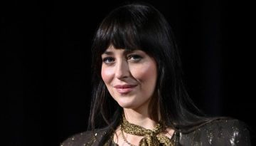 Οι ασύμμετρες baby bangs της Dakota Johnson είναι ότι πιο cool έχουμε δει τελευταία