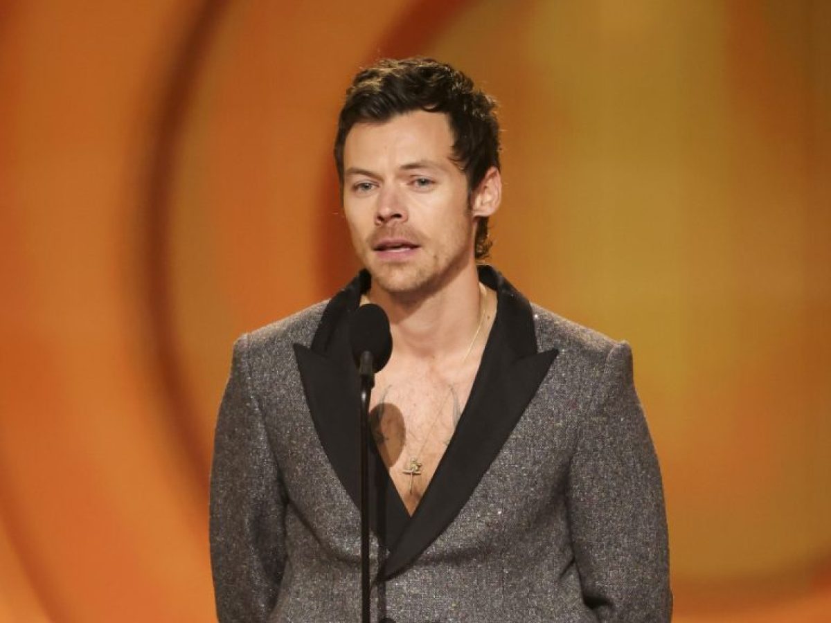 Είναι οι μπαλαρίνες ένα item που μπορούν να φορέσουν οι άνδρες; Ο Χάρι Στάιλς και ο Bad Bunny πάντως τις έχουν βολευτεί