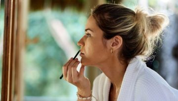 Είσαι άνω των 40; Aυτό το makeup trick με το μολύβι χειλιών θα αναδείξει τα χαρακτηριστικά σου
