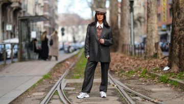 Κοστούμι με sneakers: Αυτό που όλες θέλουμε για να νιώθουμε καλά την άνοιξη