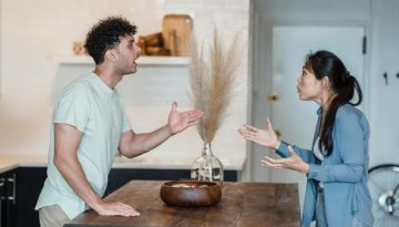 «Με τον σύντροφό μου τσακωνόμαστε διαρκώς – Ρίχνει πάντα το φταίξιμο σε εμένα»