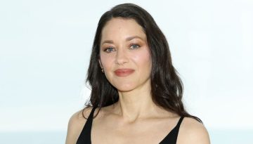 Μονοχρωματικό μακιγιάζ: Η Marion Cotillard στο show Chanel Cruise υιοθέτησε τον πιο ανοιξιάτικο χρωματικό συνδυασμό