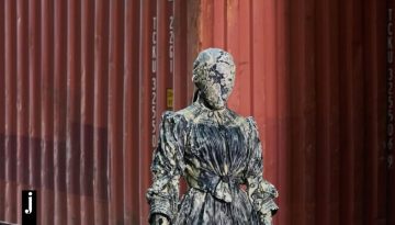 &Omicron; &omicron;ί&kappa;&omicron;&sigmaf; Maison Margiela &mu;&epsilon;&tau;&alpha;&mu;ό&rho;&phi;&omega;&sigma;&epsilon; έ&nu;&alpha; &tau;&epsilon;&rho;ά&sigma;&tau;&iota;&omicron; &nu;&alpha;&upsilon;&pi;&eta;&gamma;&epsilon;ί&omicron; &sigma;&epsilon; &lambda;&alpha;&beta;ύ&rho;&iota;&nu;&theta;&omicron; &alpha;&pi;ό &kappa;&omicron;&nu;&tau;έ&iota;&nu;&epsilon;&rho; &ndash; &Tau;&omicron; &pi;&rho;ώ&tau;&omicron; show &tau;&omicron;&upsilon; &omicron;ί&kappa;&omicron;&upsilon; &sigma;&tau;&eta; &Sigma;&alpha;&gamma;&kappa;ά&eta;