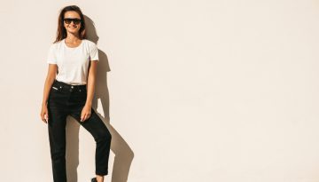 Πώς να μετατρέψεις ένα απλό outfit με τζιν παντελόνι και t-shirt από casual σε chic