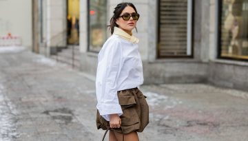 Πώς συνδυάζεται η mini φούστα αυτόν τον καιρό για να δείχνει super cool