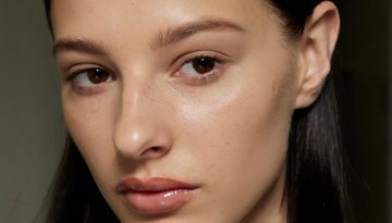 Τα lip oil που θα φοράμε όλους τους επόμενους μήνες για ζουμερά και ενυδατωμένα χείλη
