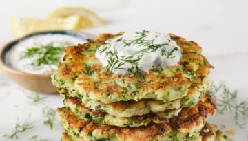Το απόλυτο comfort snack: Συνταγή για τηγανίτες με κολοκύθι και φέτα