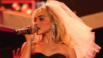 Το φλογερό mani της Sabrina Carpenter για το Coachella