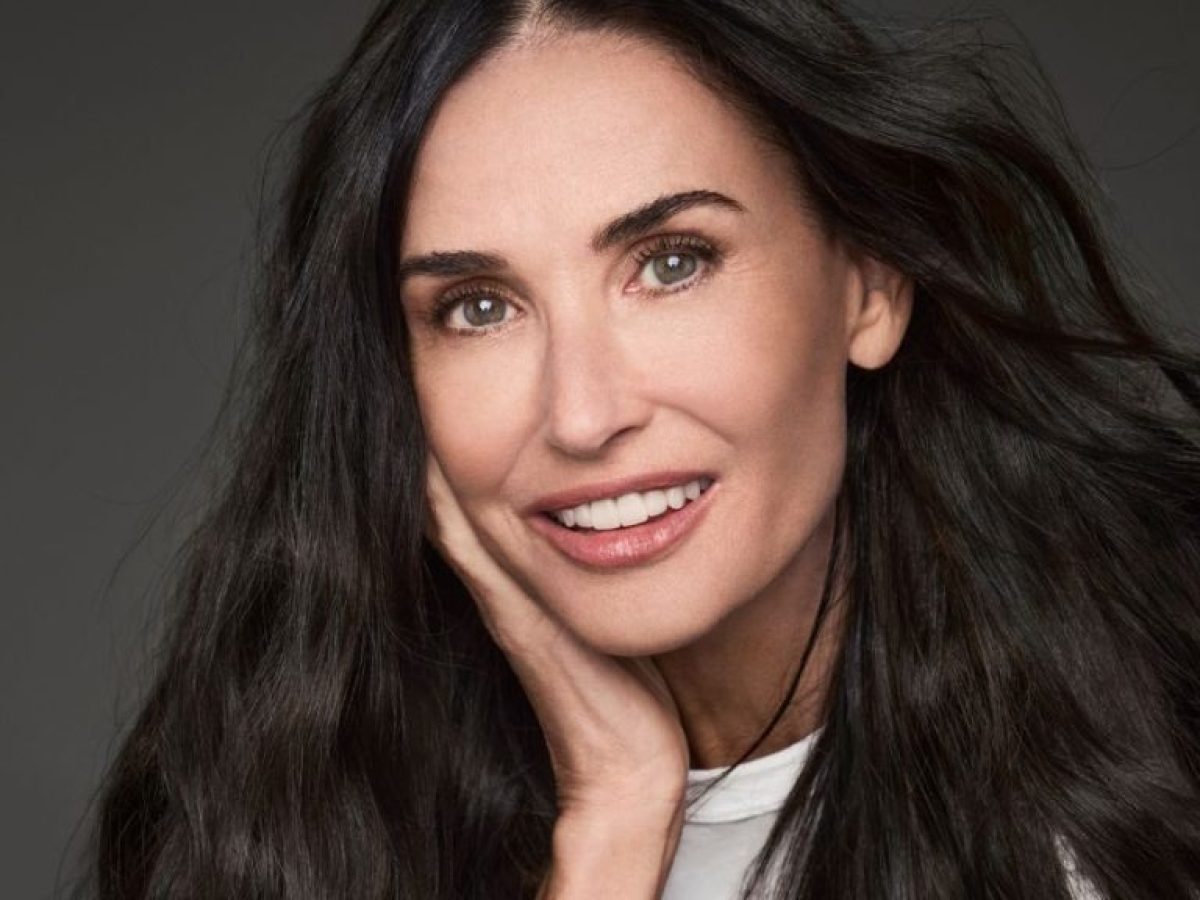 Το μυστικό της Demi Moore για μαλλιά που ακτινοβολούν νεότητα
