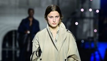 Βροχή: 3 jacket που φοράς και είσαι έτοιμη για όλα