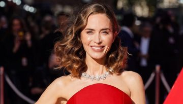 Ξέχνα το κλασικό κόκκινο: Η Emily Blunt προτείνει την εκδοχή που θα θέλεις να αντιγράψεις