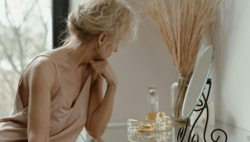 Ακμή στην εμμηνόπαυση: Τα σωστά βήματα για να καταπραΰνεις το δέρμα σου χωρίς ερεθισμούς