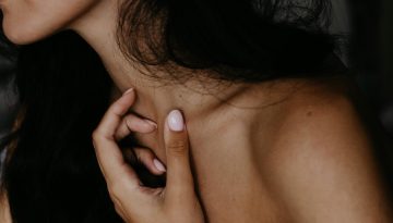 4 εύκολα tips από δερματολόγο για να μειώσεις τις ρυτίδες στον λαιμό