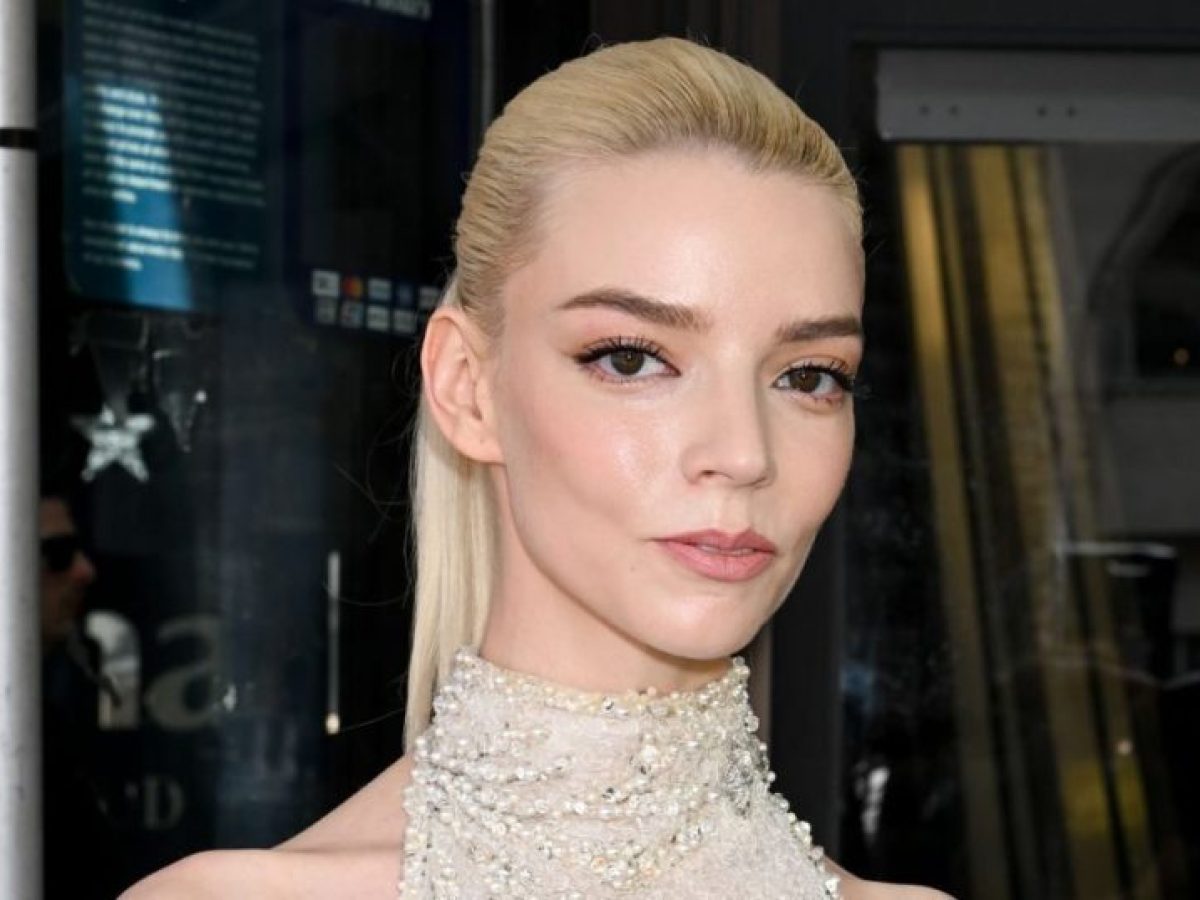 Anya-Taylor Joy: &Alpha;&pi;έ&delta;&epsilon;&iota;&xi;&epsilon; &pi;&omega;&sigmaf; &tau;&omicron; soft glam &mu;&alpha;&kappa;&iota;&gamma;&iota;ά&zeta; &epsilon;ί&nu;&alpha;&iota; &omicron; &sigma;&upsilon;&nu;&delta;&epsilon;&tau;&iota;&kappa;ό&sigmaf; &kappa;&rho;ί&kappa;&omicron;&sigmaf; &alpha;&nu;ά&mu;&epsilon;&sigma;&alpha; &sigma;&tau;&eta;&nu; &pi;&omicron;&lambda;&upsilon;&tau;έ&lambda;&epsilon;&iota;&alpha; &kappa;&alpha;&iota; &tau;&omicron;&nu; &mu;&iota;&nu;&iota;&mu;&alpha;&lambda;&iota;&sigma;&mu;ό