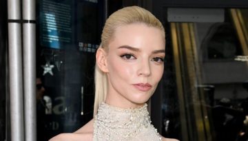 Anya-Taylor Joy: &Alpha;&pi;έ&delta;&epsilon;&iota;&xi;&epsilon; &pi;&omega;&sigmaf; &tau;&omicron; soft glam &mu;&alpha;&kappa;&iota;&gamma;&iota;ά&zeta; &epsilon;ί&nu;&alpha;&iota; &omicron; &sigma;&upsilon;&nu;&delta;&epsilon;&tau;&iota;&kappa;ό&sigmaf; &kappa;&rho;ί&kappa;&omicron;&sigmaf; &alpha;&nu;ά&mu;&epsilon;&sigma;&alpha; &sigma;&tau;&eta;&nu; &pi;&omicron;&lambda;&upsilon;&tau;έ&lambda;&epsilon;&iota;&alpha; &kappa;&alpha;&iota; &tau;&omicron;&nu; &mu;&iota;&nu;&iota;&mu;&alpha;&lambda;&iota;&sigma;&mu;ό