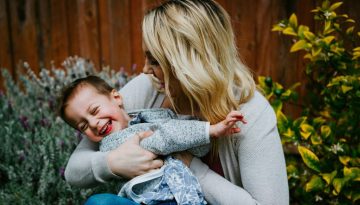 Beta Mom: Η νέα τάση στη μητρότητα που αποδομεί την «τελειότητα» του Instagram