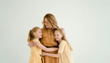 Beta Mom: Η τάση στη γονεϊκότητα που απορρίπτει την τελειότητα