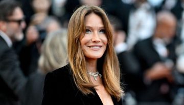 Carla Bruni: Εμφανίστηκε στις Κάννες με ένα κούρεμα που κάνει τις γυναίκες άνω των 60 να δείχνουν φρέσκες και κομψές