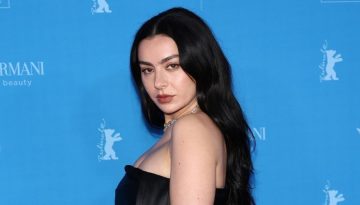 Charli XCX: To smokey eye look στο νέο της video clip έχει high-fashion twist και καθορίζει τις τάσεις της επόμενης σεζόν