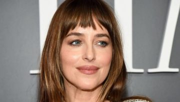 Dakota Johnson: Το νέο χρώμα μαλλιών της «φωνάζει» καλοκαίρι