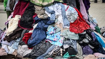 Fast Fashion: Τέλος στην καταστροφή απούλητων ρούχων στην Ευρώπη
