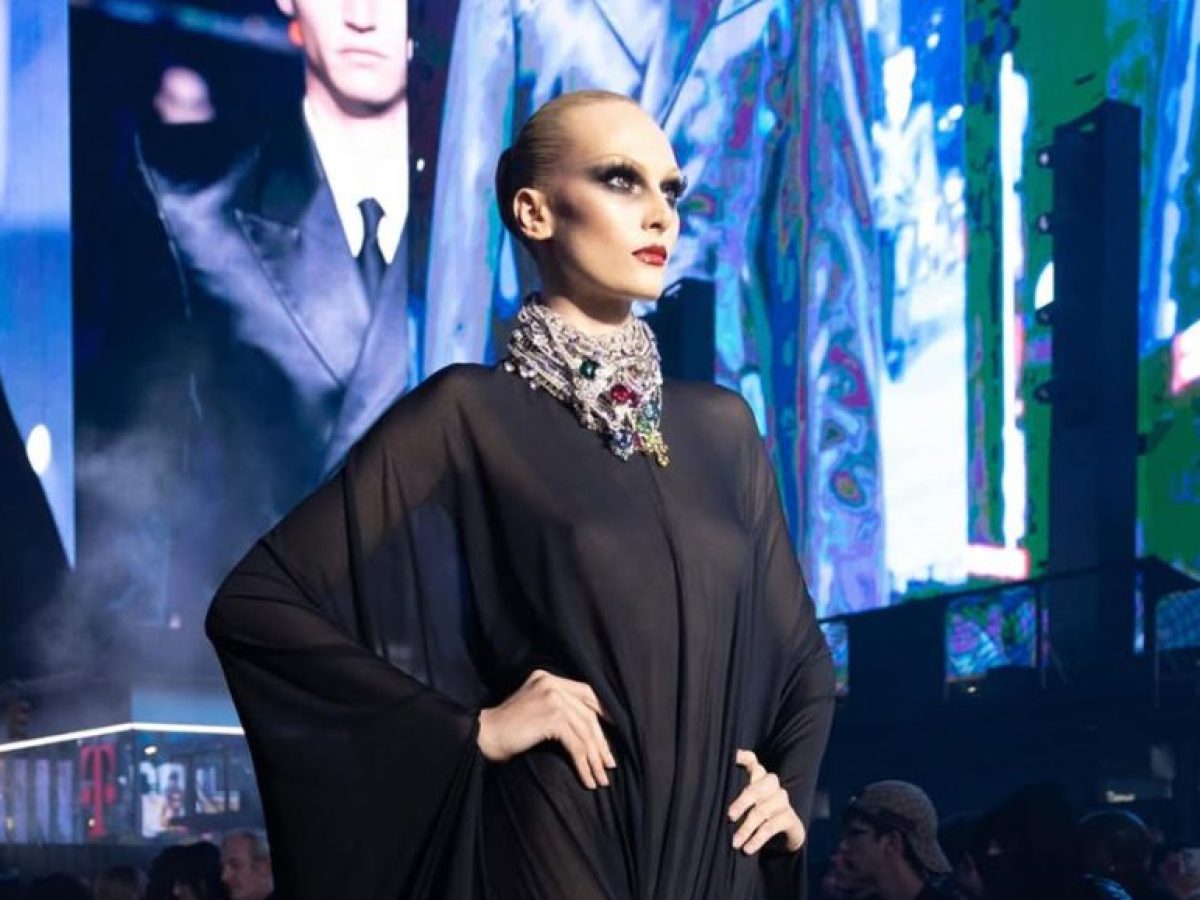 Gucci Cruise 2027: Το gothic glamour και τα sleek μαλλιά που έκλεψαν την παράσταση στην Times Square