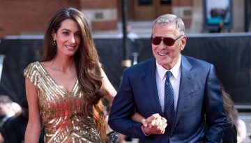 H Amal Clooney έκλεψε ξανά τις εντυπώσεις με χρυσό φόρεμα στην 50ή επέτειο του The King’s Trust