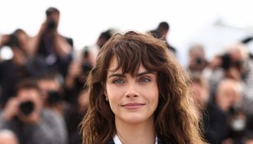 H Cara Delevingne εμφανίστηκε στις Κάννες με το απόλυτο french girl hair look