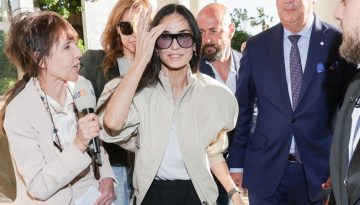 H Demi Moore έφτασε στις Κάννες με το it πανωφόρι της σεζόν