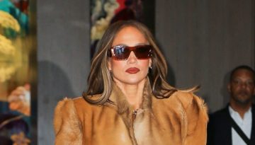 H Jennifer Lopez στις τελευταίες εμφανίσεις φορά την πιο ανατρεπτική για την άνοιξη απόχρωση στα χείλη αφήνοντας στην άκρη το αγαπημένο της nude