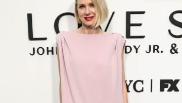 H Naomi Watts συνδύασε το ροζ Balenciaga φόρεμά της με πορτοκαλί γόβες