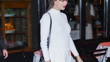 H Taylor Swift συμπλήρωσε το μικρό λευκό φόρεμά της με μαύρα pointy-toe heels
