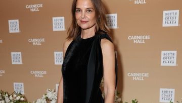 H Κatie Holmes συμπλήρωσε το μικρό μαύρο φόρεμά της με αστραφτερά peep-toe mules