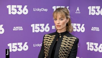 H Μάργκο Ρόμπι με Νapoleon jacket δίνει άφθονα cool vibes στη ναπολεόντεια αισθητική