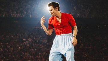 Harry Styles με custom Calvin Klein: Η on stage εμφάνιση που έκανε το χρώμα να δείχνει πιο cool από ποτέ