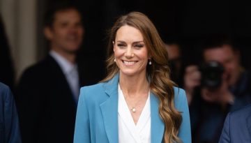Kate Middleton: Η εμφάνιση με κοστούμι σε εντυπωσιακό χρώμα στο πρώτο της διεθνές ταξίδι μετά τον καρκίνο