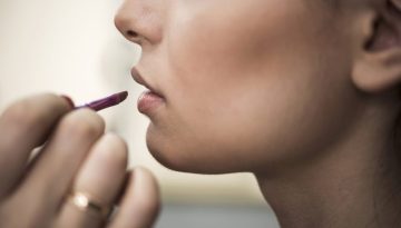 Lip oils: Γιατί ήρθε η στιγμή να αφήσουμε στην άκρη τα κραγιόν