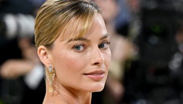 Margot Robbie: Βρήκαμε την απόχρωση κραγιόν που φόρεσε στο Met Gala