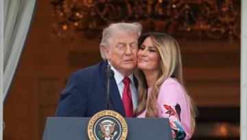 Melania Trump: Με ανοιξιάτικο φόρεμα και ρομαντική διάθεση στο πλευρό του Donald Trump