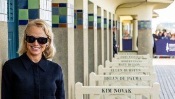Pamela Anderson: Πρωταγωνιστεί με τους 2 γιους της στην νέα οικογενειακή καμπάνια του Jacquemus