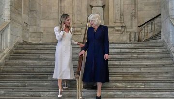 Sarah Jessica Parker: Ένα στιλιστικό moment με Carrie Bradshaw αισθητική στη συνάντηση με τη βασίλισσα Camilla