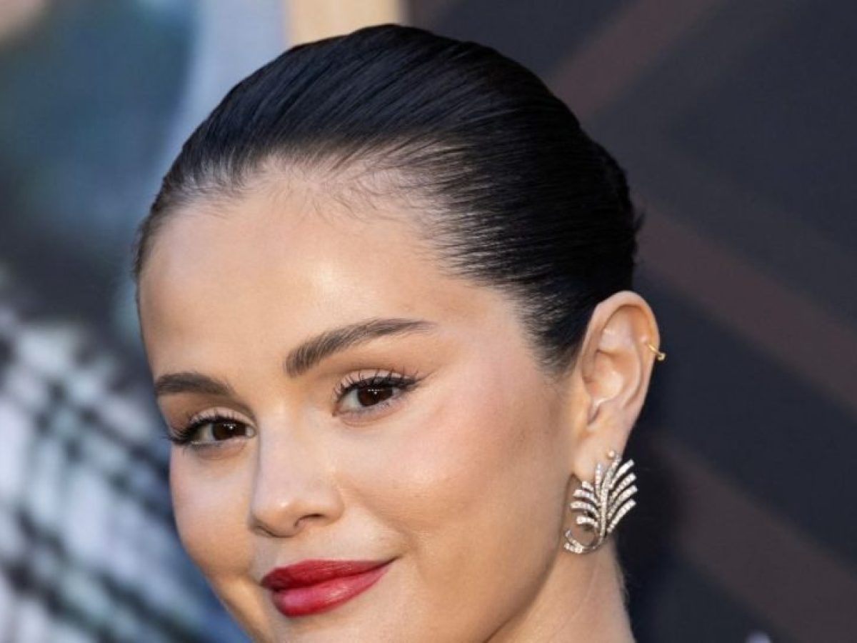 Selena Gomez: Minimal chic με έντονο κόκκινο κραγιόν και αψεγάδιαστο sleek χτένισμα