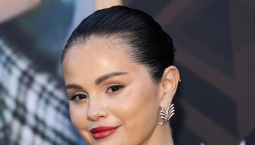 Selena Gomez: Minimal chic με έντονο κόκκινο κραγιόν και αψεγάδιαστο sleek χτένισμα