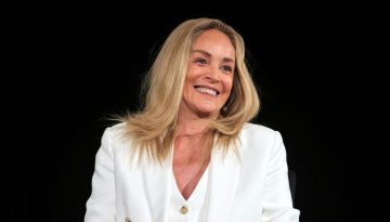 Sharon Stone: H εμφάνιση στα λευκά και με εμφανώς μακρύτερα μαλλιά