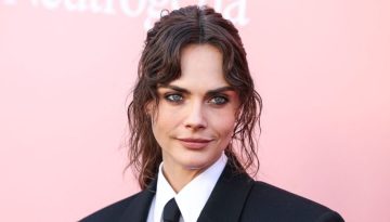 To messy hairstyle της Cara Delevingne είναι ανεπιτήδευτο και  ταυτόχρονα chic