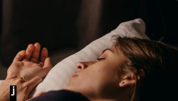 Γιατί ξυπνάς στις 3 το πρωί; 10 λόγοι που το σώμα σου “χτυπάει” καμπανάκι