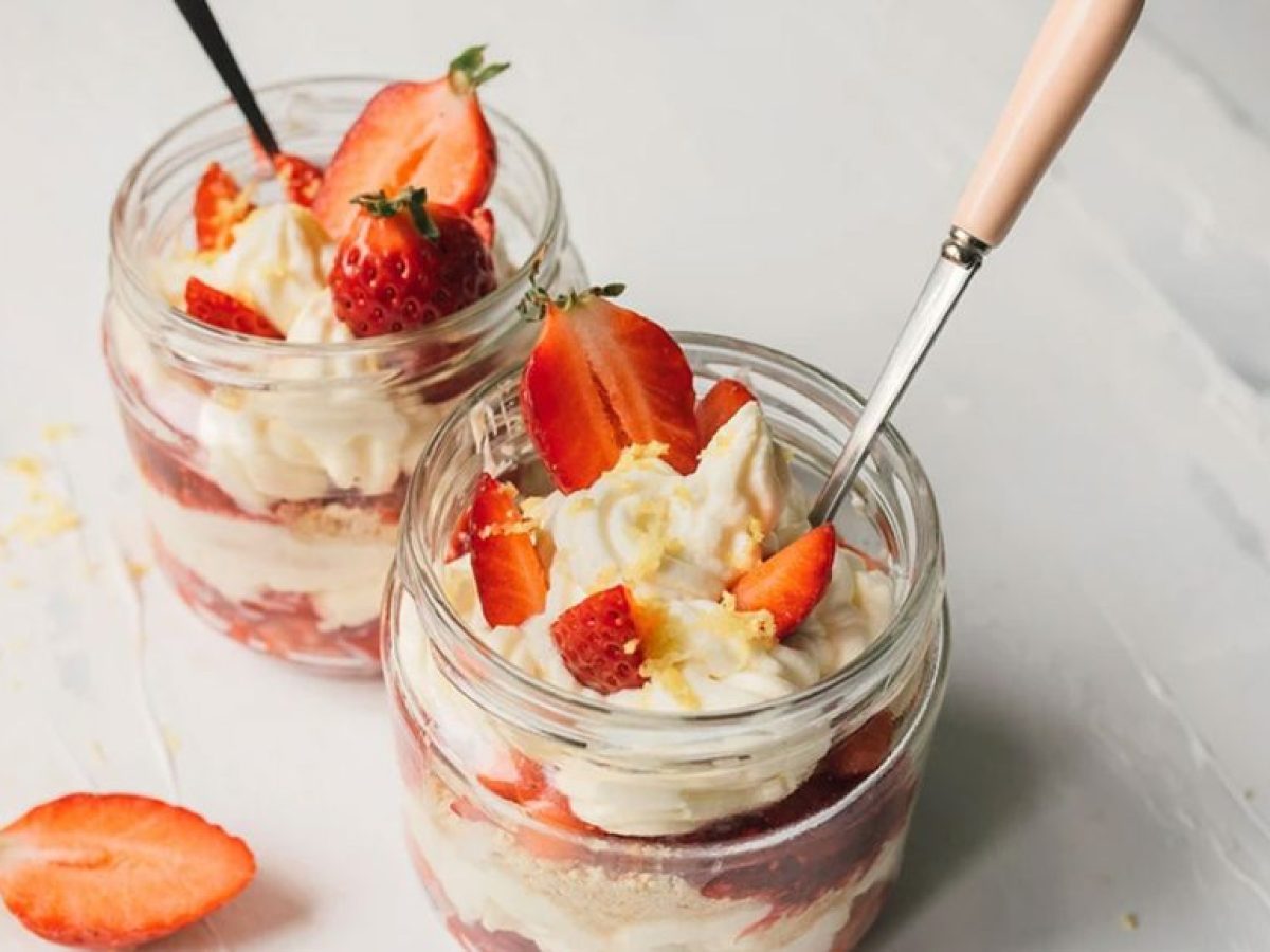 Εύκολο cheesecake φράουλας σε ποτήρι