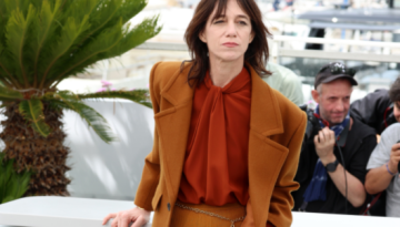 Φεστιβάλ Καννών: Η Charlotte Gainsbourg με σακάκι και micro σορτς από τον Saint Laurent